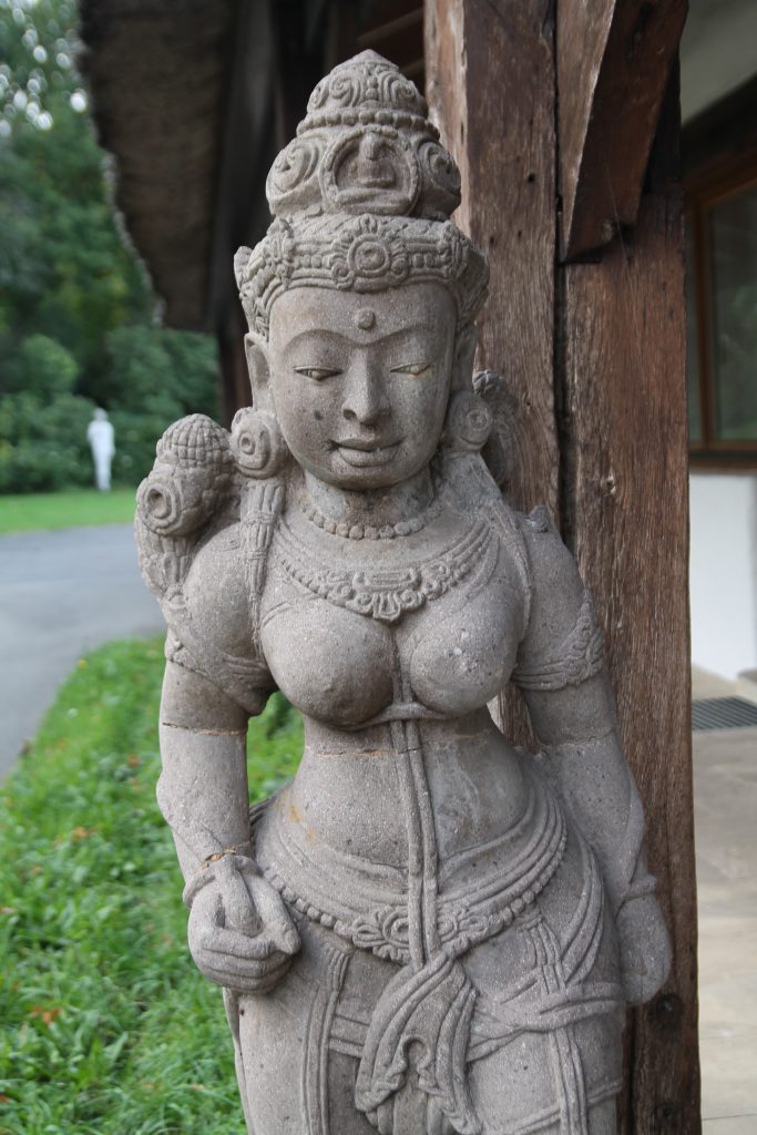 Devi-–-die-Grosse-Goettin-der-Schoenheit-des-Tantra-683x1024